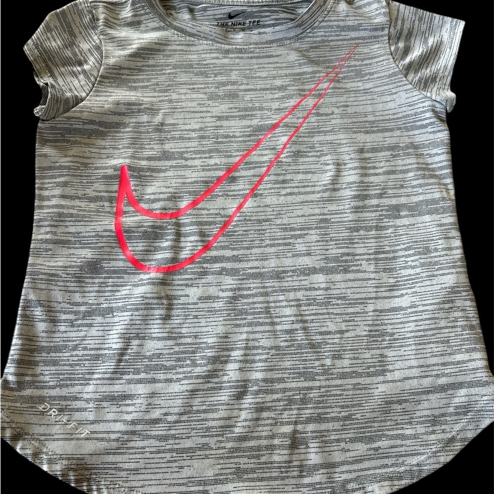 🌺Nike Gray Pink Short Sleeve Tee with Rounded Neckline and Textured Fabr…